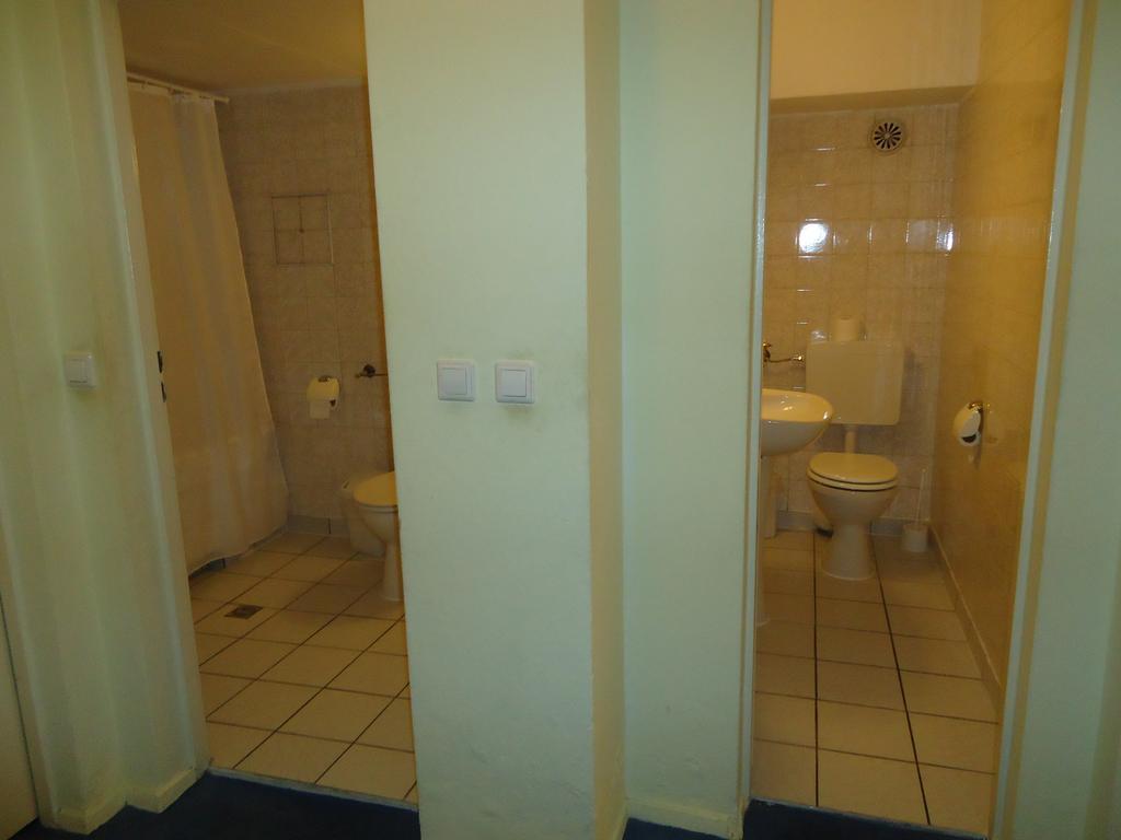 Hotel Kubrat Am Checkpoint Charlie Berlim Quarto foto