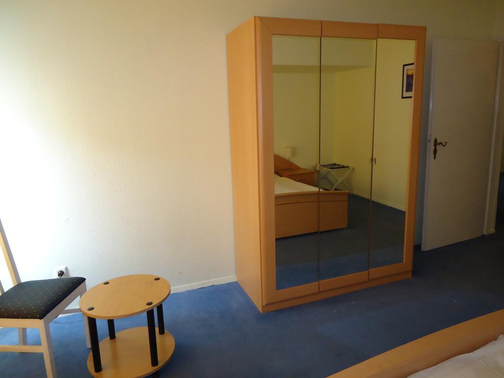 Hotel Kubrat Am Checkpoint Charlie Berlim Quarto foto