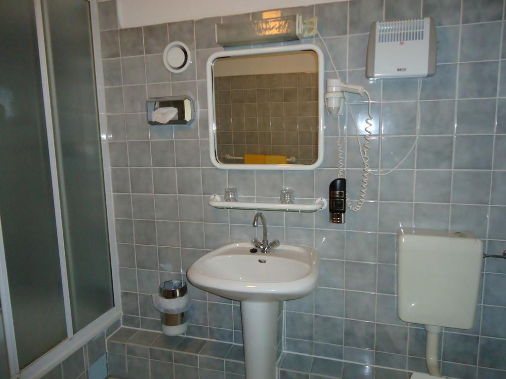 Hotel Kubrat Am Checkpoint Charlie Berlim Quarto foto
